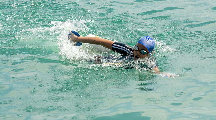 Perenang asal Palu Queenza Chandra Dewi (12) memacu kecepatan pada renang lintas Teluk Palu di Palu, Sulawesi Tengah, Minggu (11/8/2024). Renang lintas Teluk Palu yang digelar untuk keenam kalinya oleh Palu Swimming Club (PSC) dan diikuti 70 peserta termasuk peserta asing itu menempuh jarak tujuh kilometer dan Queenza Chandra Dewi (12 tahun) pelajar SMP Negeri 14 Palu mencatat waktu tercepat 3 jam 30 menit. (bmzIMAGES/Basri Marzuki)