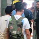 Lima warga binaan berjalan keluar meninggalkan Rutan Palu setelah mendapatkan pembebasan bersayarat, Selasa (20/8/2024). (Foto: Humas Rutan Palu)