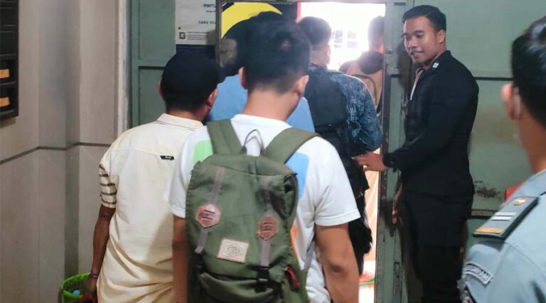 Lima warga binaan berjalan keluar meninggalkan Rutan Palu setelah mendapatkan pembebasan bersayarat, Selasa (20/8/2024). (Foto: Humas Rutan Palu)