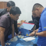 Petugas Rutan Poso memeriksa bungkus rokok yang dilemparkan OTK ke dalam Rutan yang berisi narkotika jenis sabu, Sabtu (31/8/2024). (Foto: HO-Rutan Poso)