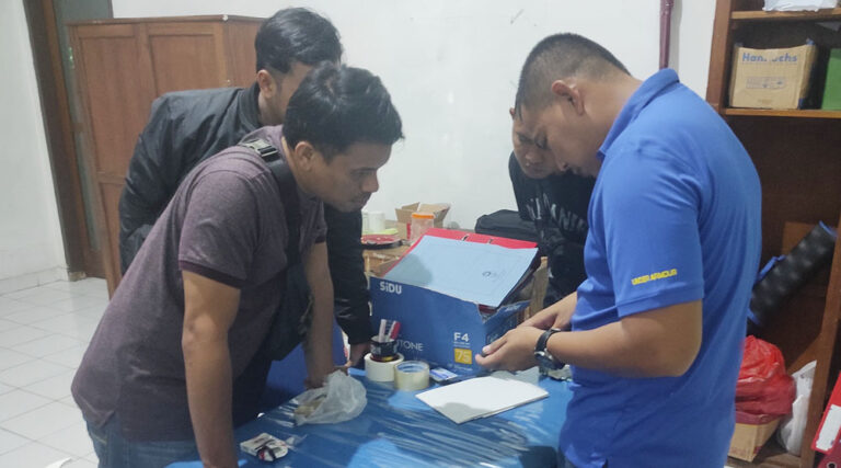 Petugas Rutan Poso memeriksa bungkus rokok yang dilemparkan OTK ke dalam Rutan yang berisi narkotika jenis sabu, Sabtu (31/8/2024). (Foto: HO-Rutan Poso)