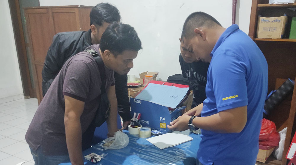 Petugas Rutan Poso memeriksa bungkus rokok yang dilemparkan OTK ke dalam Rutan yang berisi narkotika jenis sabu, Sabtu (31/8/2024). (Foto: HO-Rutan Poso)