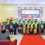 Para wisudawan terbaik berfoto dengan Rektor usai Wisuda Sarjana, Magister, dan Doktor, Tahun Akademik 2023/2024, di UIN Datokarama Palu, Selasa (27/8/2024). (Foto: UIN Datokarama)