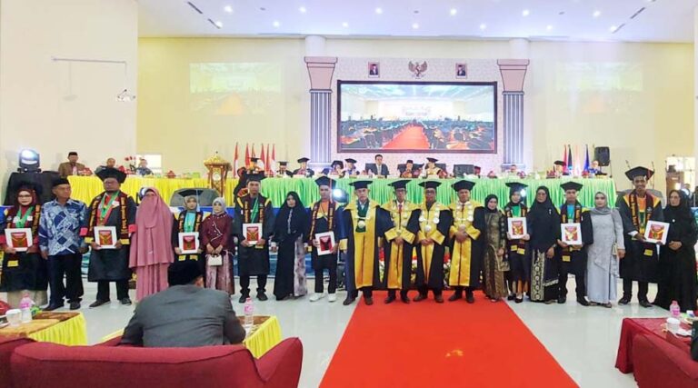 Para wisudawan terbaik berfoto dengan Rektor usai Wisuda Sarjana, Magister, dan Doktor, Tahun Akademik 2023/2024, di UIN Datokarama Palu, Selasa (27/8/2024). (Foto: UIN Datokarama)