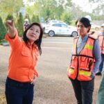 CEO PT Vale Indonesia, Febriany Eddy (kiri) memberikan penjelasan kepada Direktur CNN Indonesia, Desi Anwar (tengah) saat berkunjung ke lokasi pertambangan PT Vale Indonesia di Sorowako, Senin (26/8/2024). (Foto: PT Vale Indonesia)