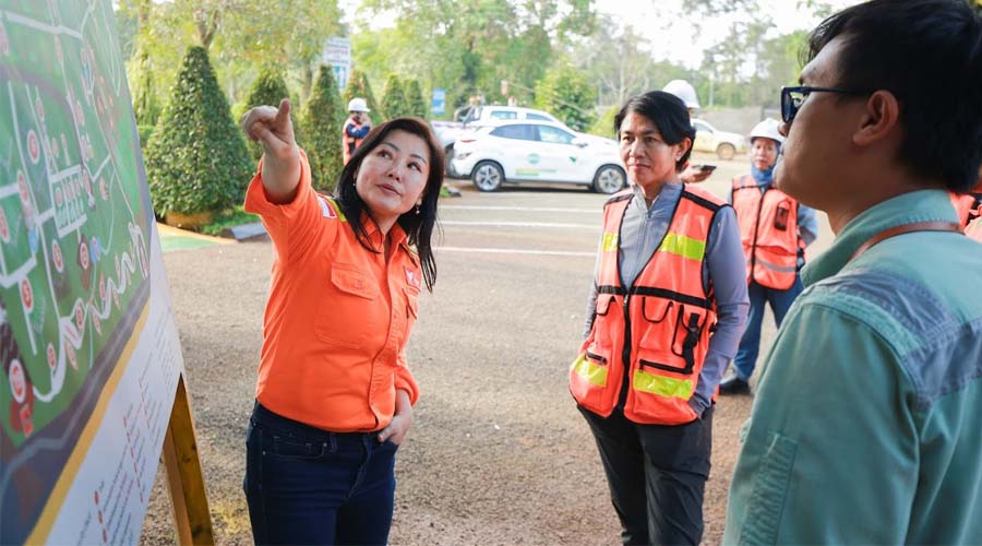 CEO PT Vale Indonesia, Febriany Eddy (kiri) memberikan penjelasan kepada Direktur CNN Indonesia, Desi Anwar (tengah) saat berkunjung ke lokasi pertambangan PT Vale Indonesia di Sorowako, Senin (26/8/2024). (Foto: PT Vale Indonesia)