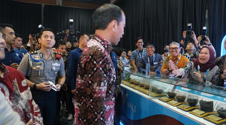 Presiden Jokowi saat mengunjungi boot PT Vale Indonesia pada Festival LIKE 2 2024 di jakarta, Jumat (9/8/2024). (Foto: PT Vale Indonesia)