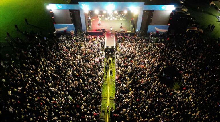 Kemeriahan puncak perayaan HUT ke-56 PT Vale Indonesia yang dihadiri puluhan ribu warga di Lapangan Persesos, Sorowako, Luwu Timur, Sabtu (3/8/2024). (Foto: PT Vale)