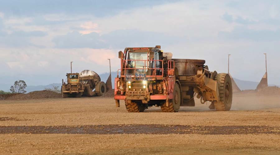 Sejumlah operator dump truck mengangkut slag atau limbah nikel ke tempat penampungan khusus Bahan Berbahaya dan Beracun (B3) di kawasan pertambangan PT Vale Indonesia, Sorowako, Luwu Timur, Sulawesi Selatan, Jumat (2/8/2024). Foto: bmzIMAGES/Basri Marzuki