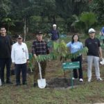 Prof Zudan (kelima kiri) bersama CEO PT Vale Indonesia Febriany Edy (kelima kanan) di Nursery PT Vale di Sorowako, Luwu Timur, Sabtu (3/8/2024). (Foto: PT Vale Indonesia)