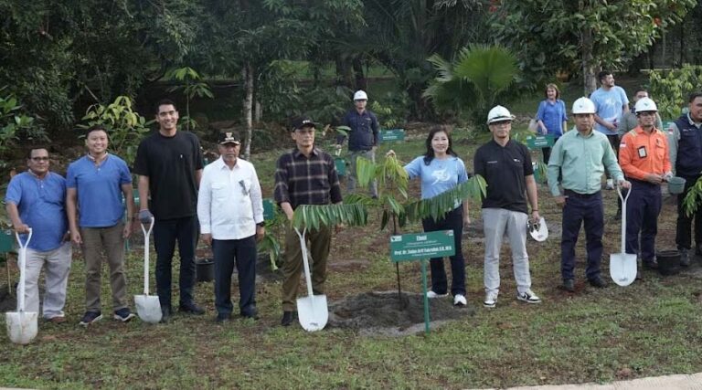 Prof Zudan (kelima kiri) bersama CEO PT Vale Indonesia Febriany Edy (kelima kanan) di Nursery PT Vale di Sorowako, Luwu Timur, Sabtu (3/8/2024). (Foto: PT Vale Indonesia)