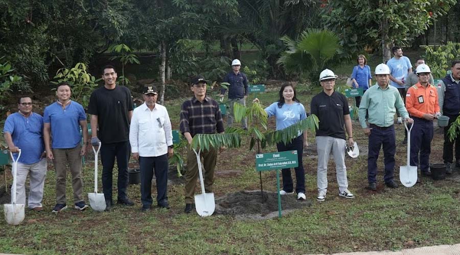 Prof Zudan (kelima kiri) bersama CEO PT Vale Indonesia Febriany Edy (kelima kanan) di Nursery PT Vale di Sorowako, Luwu Timur, Sabtu (3/8/2024). (Foto: PT Vale Indonesia)