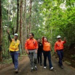 Wamen BUMN, Kartika Wiroatmodjo (kedua kiri) berjalan bersama CEO PT Vale Indoensia, Febriany Eddy (kedua kiri) di lahan reklamasi tambang yang telah menjadi hutan kembali di Soroako, Luwu TImur, Selasa (27/8/2024). (Foto: PT Vale Indonesia)