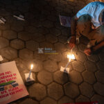 Warga dari Koalisi Rakyat Sulteng menyalakan lilin pada aksi 1000 lilin untuk pekerja rumah tangga di Taman Nasional Palu, Rabu (18/9/2024) malam. (bmzIMAGES/Basri Marzuki)