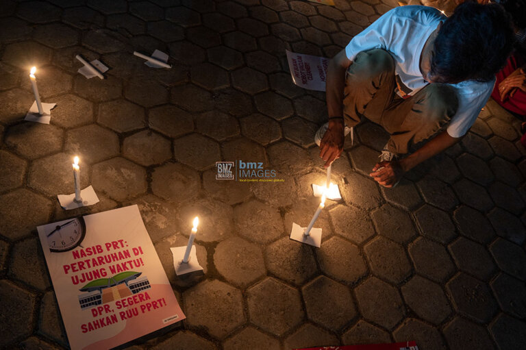 Warga dari Koalisi Rakyat Sulteng menyalakan lilin pada aksi 1000 lilin untuk pekerja rumah tangga di Taman Nasional Palu, Rabu (18/9/2024) malam. (bmzIMAGES/Basri Marzuki)