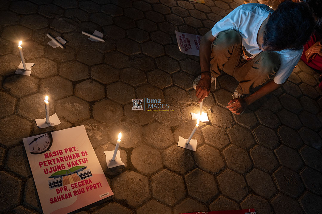 Warga dari Koalisi Rakyat Sulteng menyalakan lilin pada aksi 1000 lilin untuk pekerja rumah tangga di Taman Nasional Palu, Rabu (18/9/2024) malam. (bmzIMAGES/Basri Marzuki)