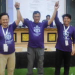 Sekjen AJI Indonesia, Bayu Wardhana (tengah) mengangkat tangan Ketua dan Sekretaris AJI Palu terpilih periode 2024-2027, Agung Sumandjaya (kiri) dan Aldrim Thalara (kanan) pada Konferkot ke-9 di Palu, Sabtu (7/9/2024). (Foto: HO-AJI Palu)