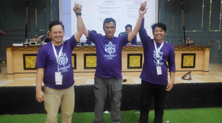 Sekjen AJI Indonesia, Bayu Wardhana (tengah) mengangkat tangan Ketua dan Sekretaris AJI Palu terpilih periode 2024-2027, Agung Sumandjaya (kiri) dan Aldrim Thalara (kanan) pada Konferkot ke-9 di Palu, Sabtu (7/9/2024). (Foto: HO-AJI Palu)