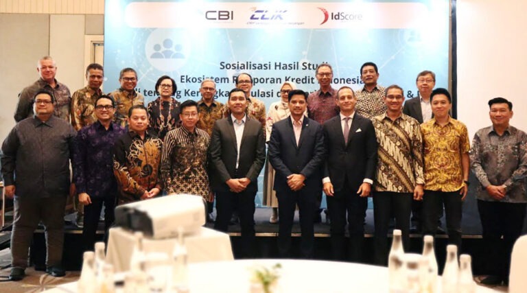Foto bersama usai sosialisasi ekeosistem pelaporan kredit Indonesia di Jakarta, Senin (2/9/2024). (Foto: APIIK)