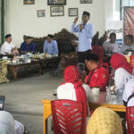 Bakal calon Wali Kota Palu, Hidayat berbicara di depan pendukung yang berkumpul di kediaman Jatinegara, Tavanjuka Palu seusai pendaftaran di KPUD Palu, 28 Agustus 2024. (Foto: Tim Media HANDAL)