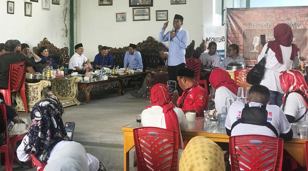 Bakal calon Wali Kota Palu, Hidayat berbicara di depan pendukung yang berkumpul di kediaman Jatinegara, Tavanjuka Palu seusai pendaftaran di KPUD Palu, 28 Agustus 2024. (Foto: Tim Media HANDAL)