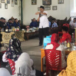 Ketua DPD Gerindra, Longki Djanggola (tengah) berpidato di hadapan pendukung pasangan Hidayat-Anca di Jatinegara, Tavanjuka, Palu (28/8/2024). (Foto: Tim Media HANDAL)