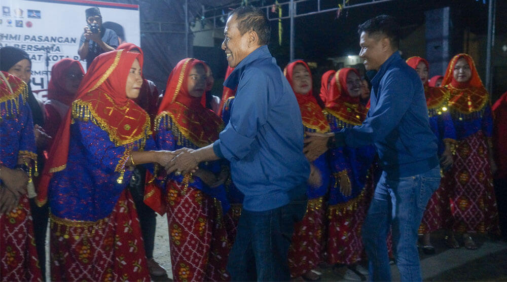 Pasangan Handal, Hidayat-Andi Nur B Lamakarate pada silaturahmi dan deklarasi di Kelurahan Ujuna, Palu, Jumat (13/9/2024) malam. (Foto: Time Media HANDAL)