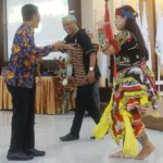 Andi Nur B Lamakarate (kiri) ikut menari bersama bersama Ketua Umum KKJST Hidnro Surakhmat (tengah) si sela-selat Rapat Umum KJST di palu, Jumat (20/9/2024) malam. (Foto: Time Media HANDAL)
