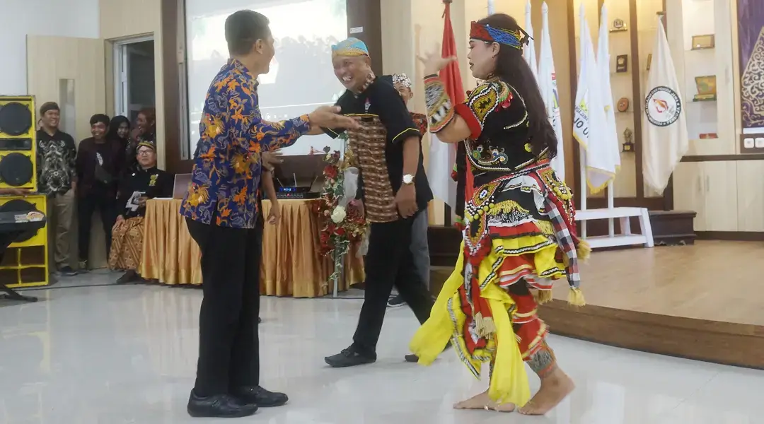 Andi Nur B Lamakarate (kiri) ikut menari bersama bersama Ketua Umum KKJST Hidnro Surakhmat (tengah) si sela-selat Rapat Umum KJST di palu, Jumat (20/9/2024) malam. (Foto: Time Media HANDAL)