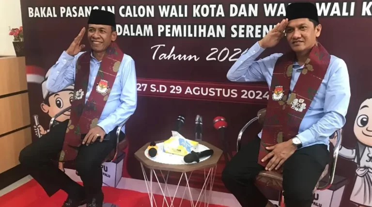Pasangan Hidayat dan Andi Nur B Lamakarate pada pendafataran bakal calon wali kota dan wakil wali koa Palu di kantor KPu Koa Palu, Rabu (28/8/2024). (Foto: Tim Media HANDAL)