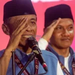 Hidayat dan Andi Nur B Lamakarate memberi hormat saat berpidato usai rapat pleno penetapan nomor urut paslon wali kota dan wakil wali kota palu di kantor KPu Kota PAlu, Senin (23/9/20204). (Foto: bmzIMAGES/Basri Marzuki)