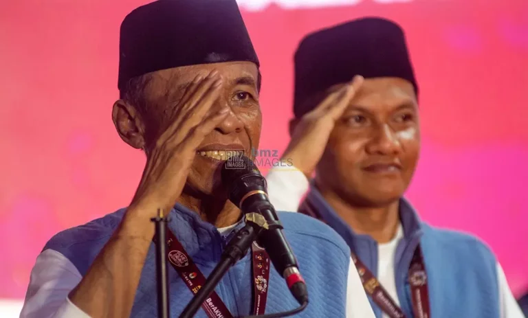 Hidayat dan Andi Nur B Lamakarate memberi hormat saat berpidato usai rapat pleno penetapan nomor urut paslon wali kota dan wakil wali kota palu di kantor KPu Kota PAlu, Senin (23/9/20204). (Foto: bmzIMAGES/Basri Marzuki)