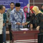 Asisten bidang Kesra Setda Kota Palu meneken MoU MBKM dengan Untad, Kamis (5/9/2024). (Foto: Prokopim Setda Kota Palu/Iwan)