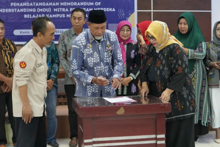 Asisten bidang Kesra Setda Kota Palu meneken MoU MBKM dengan Untad, Kamis (5/9/2024). (Foto: Prokopim Setda Kota Palu/Iwan)