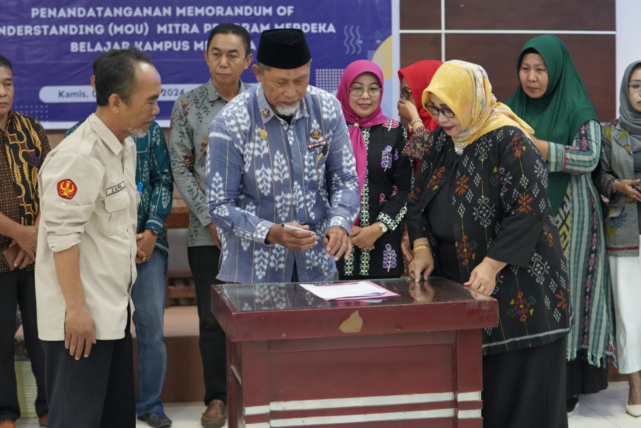 Asisten bidang Kesra Setda Kota Palu meneken MoU MBKM dengan Untad, Kamis (5/9/2024). (Foto: Prokopim Setda Kota Palu/Iwan)