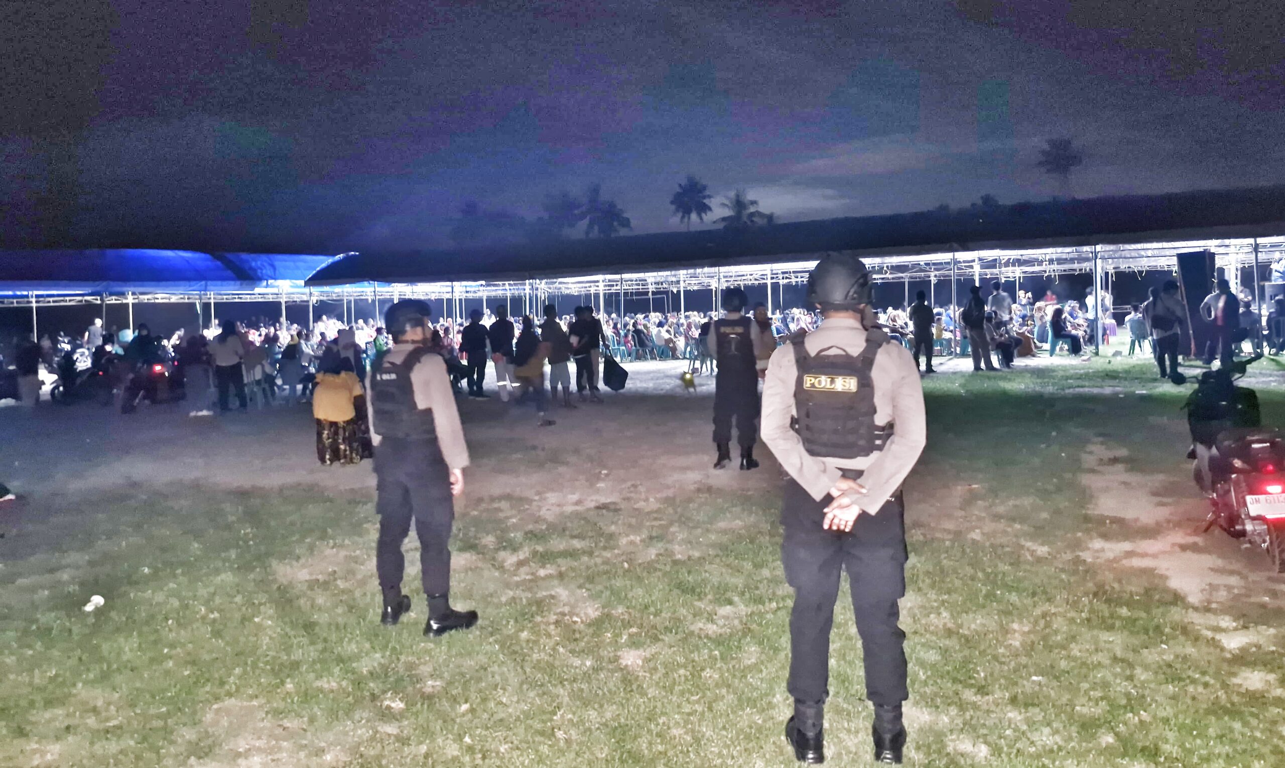 Sejumlah personel Polresta menjaga keamanan acara silaturahmi cawali dan cawaali Palu di Tawaeli,Palu, Kamis (5/9/2024). (Foto: Humas Polresta Pa;u)