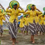 Sejumlah remaja putri memainkan Tari Pamonte pada Festival Danau Lindu kelima di Desa Tomado, Lindu, Sigi, Sulawesi tengah, Kamis (5/9/2024). (Foto: bmzIMAGES/Basri Marzuki)