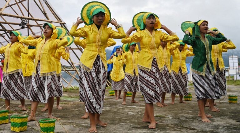 Sejumlah remaja putri memainkan Tari Pamonte pada Festival Danau Lindu kelima di Desa Tomado, Lindu, Sigi, Sulawesi tengah, Kamis (5/9/2024). (Foto: bmzIMAGES/Basri Marzuki)