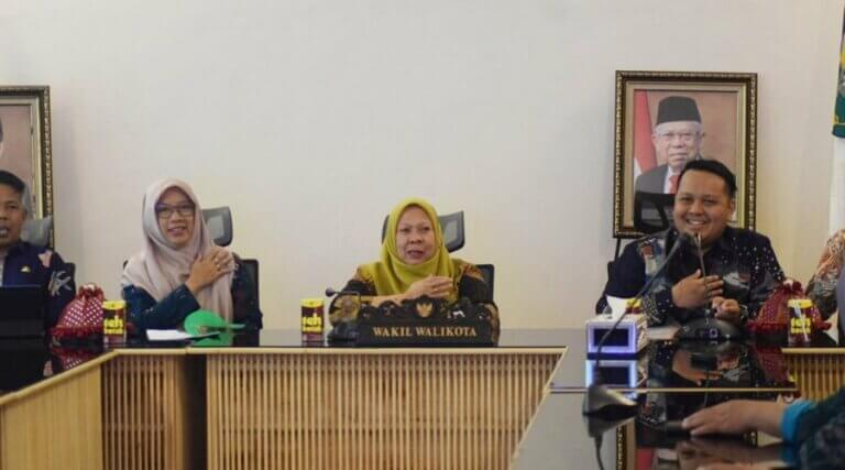 Wakil Wali Kota Palu, dr Reny A Lamadjido menyambut tim penilai verifikasi dan validasi STBM di Ruang Rapat Bantaya Koat Palu, Kamis (12/9/2024). (Foto:Prokopim Setda Kota Palu/Imron)