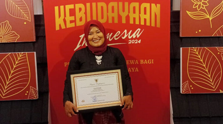 Iin Ainar Lawide memegang piagam penghargaan yang baru saja diterimanya dalam Anugerah Kebudayaan 2024 Kemendikbud Ristek di Jakarta, Selasa (17/9/2024). (Foto: ist)