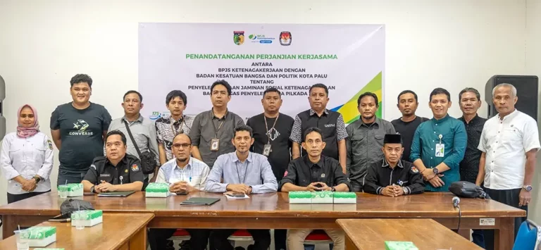 Dari kiri depan ke kanan: Sekrterais KPU Kota Palu Aslim Adigama, Kepala Kesbangpol Kota Palu Ansyar Sutadi, Kepala BPJS Ketenagakerjaan Cabang Palu Syamsul Rijal, Ketua KPU Kota Palu Idrus, Divisi Hukum dan Pengawasan KPU Kota Palu Haris Lawisi bersama PPK dan PPS usai penandatanganan perjanjian kerjasama penjaminan pekerja badan adhoc Pilkada Kota Palu di Kantor Kesbangpol Kota Palu, Rabu (25/9/2024). (Foto: bmzIMAGES/bmz)