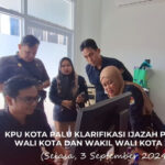 Ketua KPU Kota Palu, Idrus (kedua kanan) memerhatikan data di pangkalan data akademik di Unievrsitas Tadulako terkait klarifikasi ijazah calon wali kota dan wakil wali kota Palu, Selasa (3/9/2024). (Foto: HO-KPU Kota Palu)