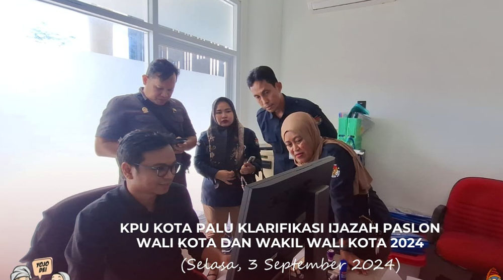 Ketua KPU Kota Palu, Idrus (kedua kanan) memerhatikan data di pangkalan data akademik di Unievrsitas Tadulako terkait klarifikasi ijazah calon wali kota dan wakil wali kota Palu, Selasa (3/9/2024). (Foto: HO-KPU Kota Palu)