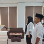Komisioner KPU Kota PAlu, Haris Lawisi (kiri) melantik PPS Boyaoge dan Kabonena PAW di Kantor KPU Kota Palu, Sabtu (14/9/2024). (Foto: HO-KPU Kota Palu)