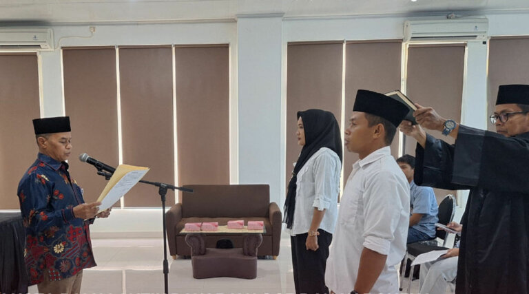 Komisioner KPU Kota PAlu, Haris Lawisi (kiri) melantik PPS Boyaoge dan Kabonena PAW di Kantor KPU Kota Palu, Sabtu (14/9/2024). (Foto: HO-KPU Kota Palu)