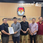 Penerimaan hasil perbaikan persyaratan dari sejumlah bakal calon kepala daerah di Kantor KPU Kota Palu, Minggu (8/9/2024). (Foto: KPU Kota Palu)