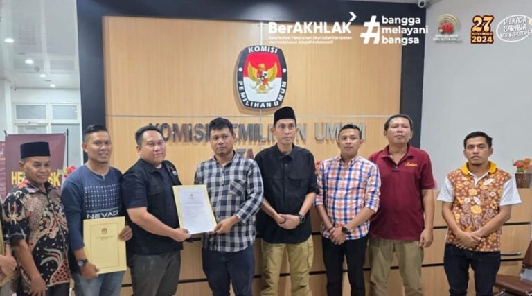 Penerimaan hasil perbaikan persyaratan dari sejumlah bakal calon kepala daerah di Kantor KPU Kota Palu, Minggu (8/9/2024). (Foto: KPU Kota Palu)