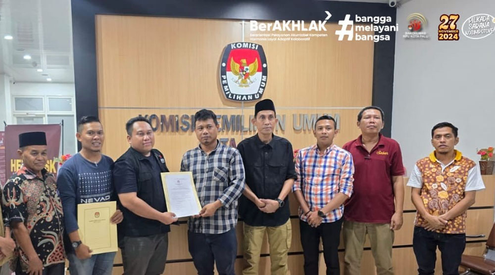 Penerimaan hasil perbaikan persyaratan dari sejumlah bakal calon kepala daerah di Kantor KPU Kota Palu, Minggu (8/9/2024). (Foto: KPU Kota Palu)