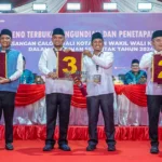 Pasangan calon Wali Kota dan Wakil Wali Kota Palu, (dari kiri kanan): Hidayat-Andi Nur B Lamakarate, Muhammad J Wartabone-Rizal, Hadianto Rasyid-Imelda Liliana Muhidin menunjukkan nomor urutnya pada Rapat Pleno Terbuka Pengundian dan Penetapan Nomor Urut Paslon oleh KPU Kota Palu, Senin (23/9/2024) malam. (Foto: bmzIMAGES/Basri marzuki)