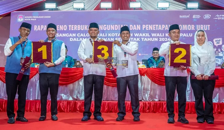 Pasangan calon Wali Kota dan Wakil Wali Kota Palu, (dari kiri kanan): Hidayat-Andi Nur B Lamakarate, Muhammad J Wartabone-Rizal, Hadianto Rasyid-Imelda Liliana Muhidin menunjukkan nomor urutnya pada Rapat Pleno Terbuka Pengundian dan Penetapan Nomor Urut Paslon oleh KPU Kota Palu, Senin (23/9/2024) malam. (Foto: bmzIMAGES/Basri marzuki)